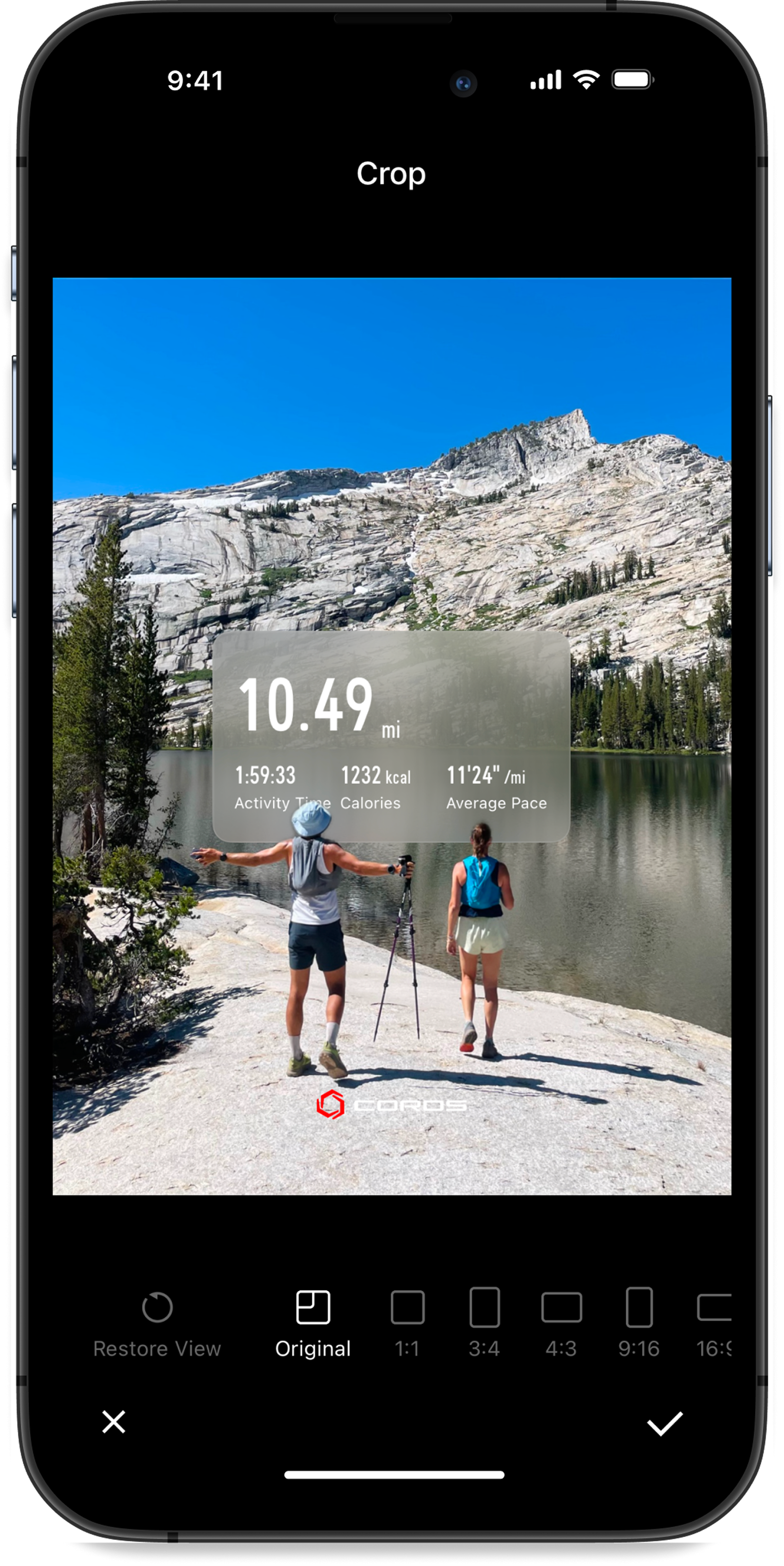 アクティビティデータが重ねられた写真のアスペクト比を調整する編集画面。