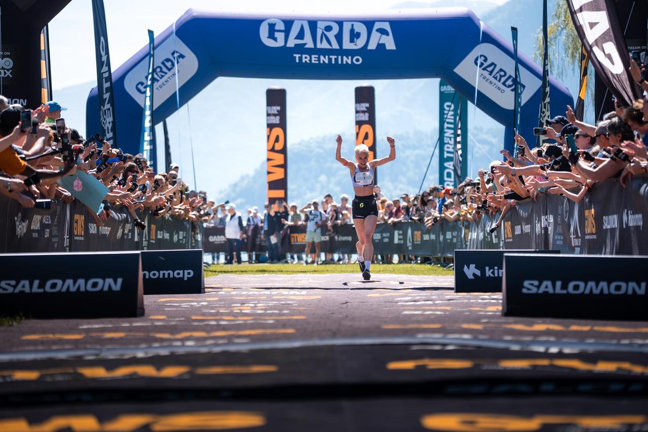 GARDA TRENTINOのアーチを両手を上げて通過する女性ランナー