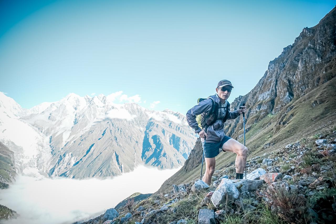 Gongga 100kmでのトレイルレースを走るルイス